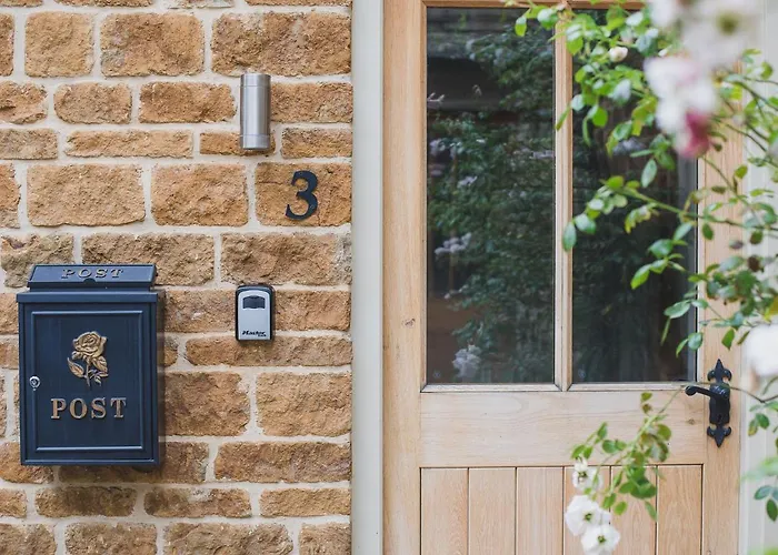 Climbing Rose Cottage - Dog Friendly - Peaceful Cotswold Cottage