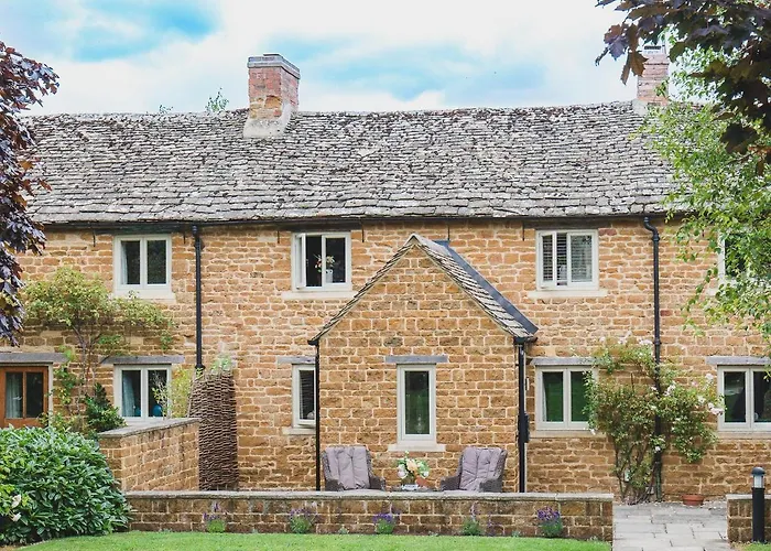 Climbing Rose Cottage - Dog Friendly - Peaceful Cotswold Cottage