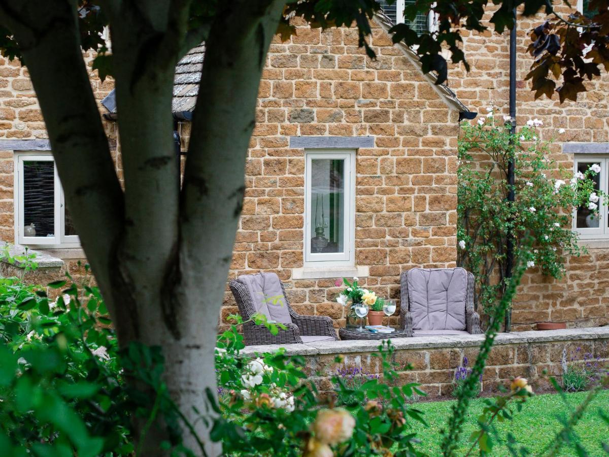 Climbing Rose - Dog Friendly - Peaceful Cotswold Adlestrop