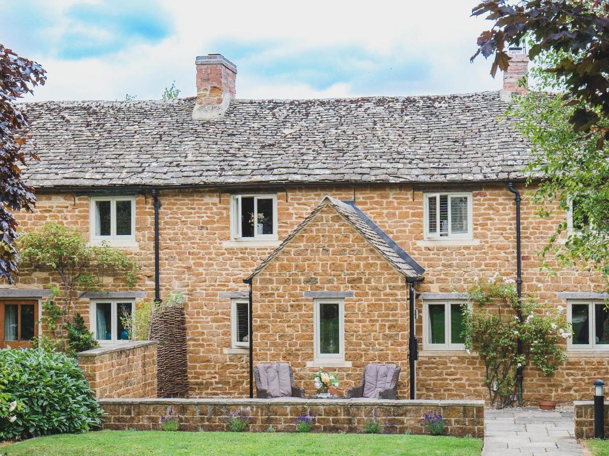 Climbing Rose - Dog Friendly - Peaceful Cotswold *