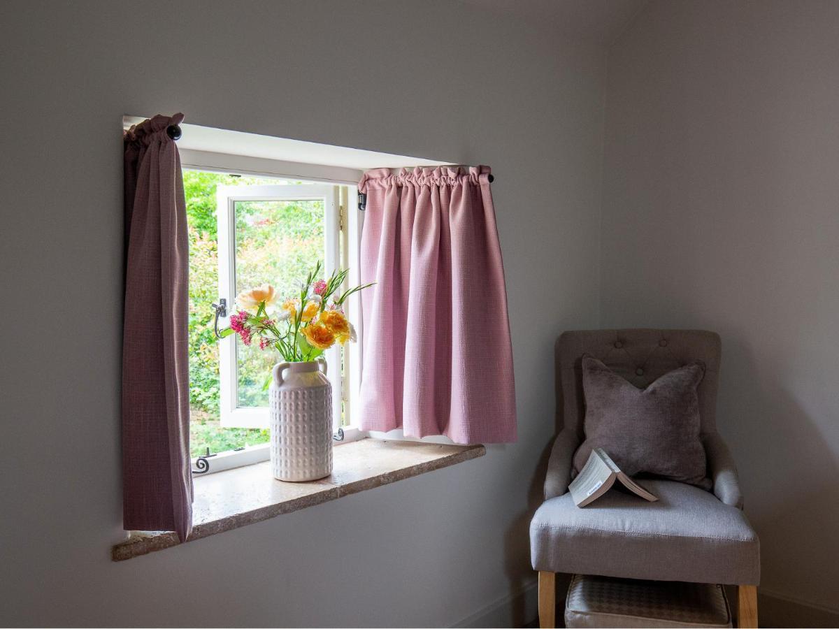 Climbing Rose - Dog Friendly - Peaceful Cotswold Holiday home