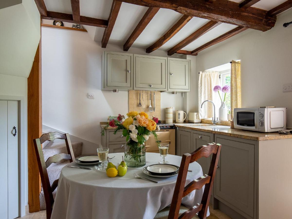 Climbing Rose - Dog Friendly - Peaceful Cotswold Adlestrop