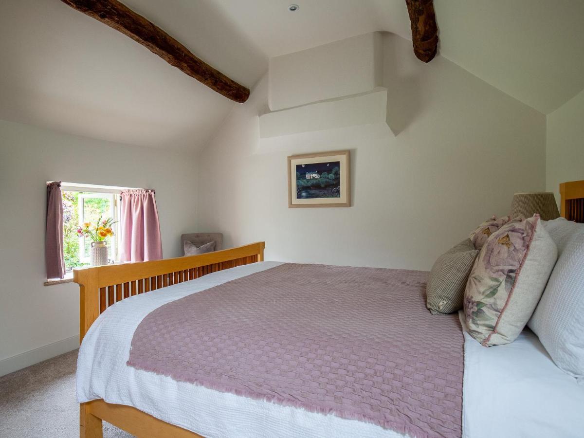 Climbing Rose - Dog Friendly - Peaceful Cotswold