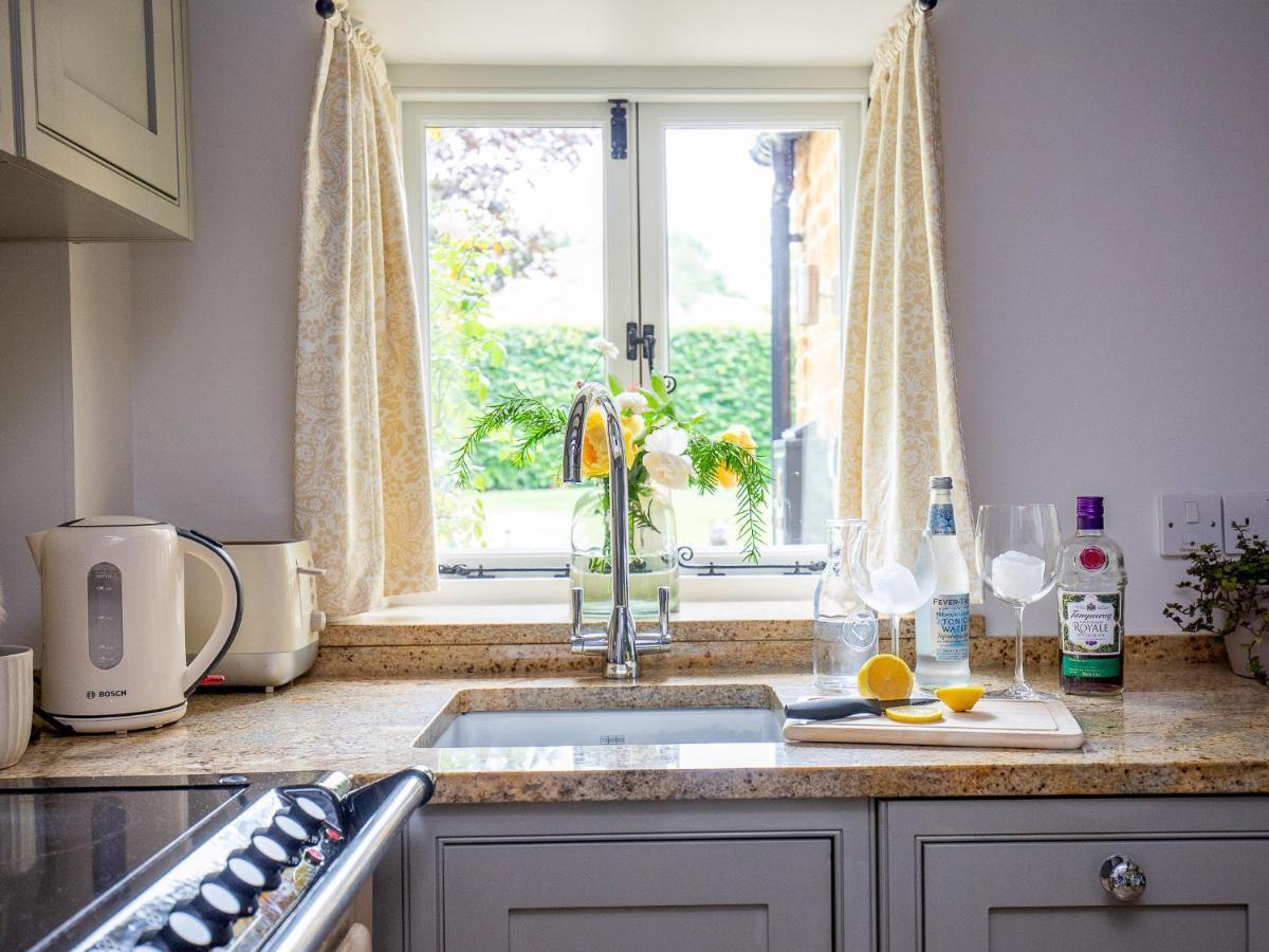 Climbing Rose - Dog Friendly - Peaceful Cotswold Holiday home Adlestrop