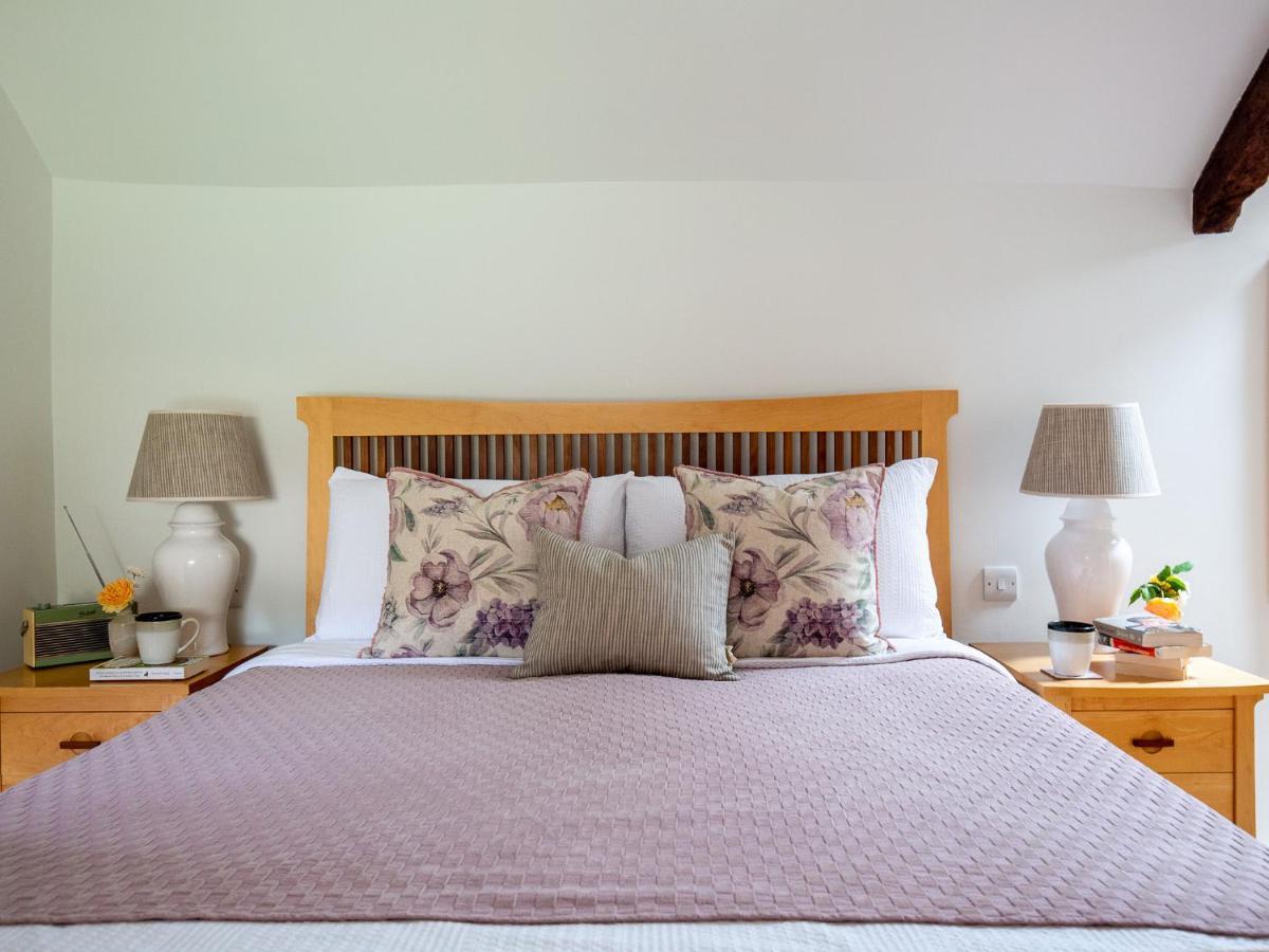 Climbing Rose - Dog Friendly - Peaceful Cotswold