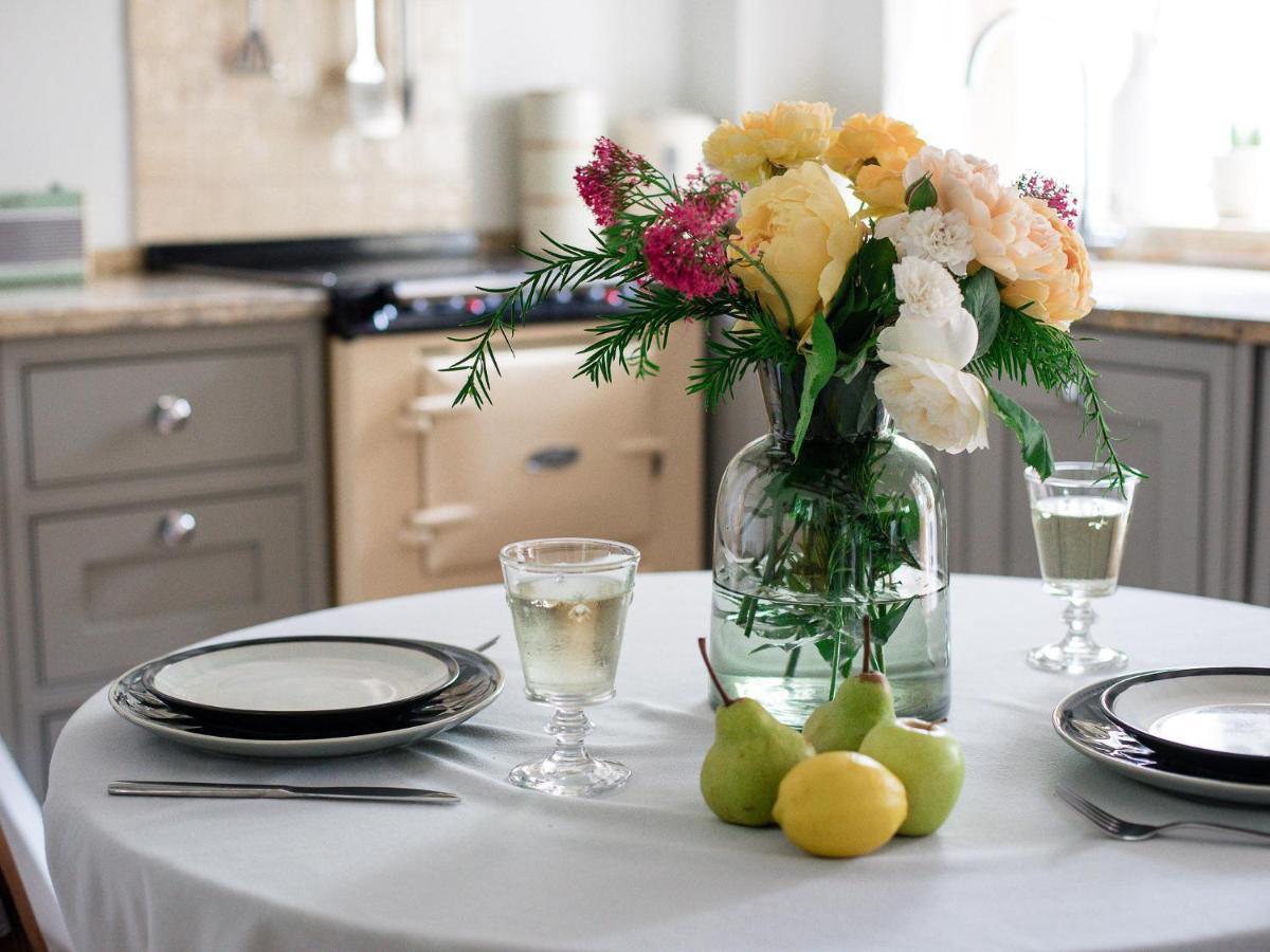 Climbing Rose - Dog Friendly - Peaceful Cotswold Holiday home Adlestrop