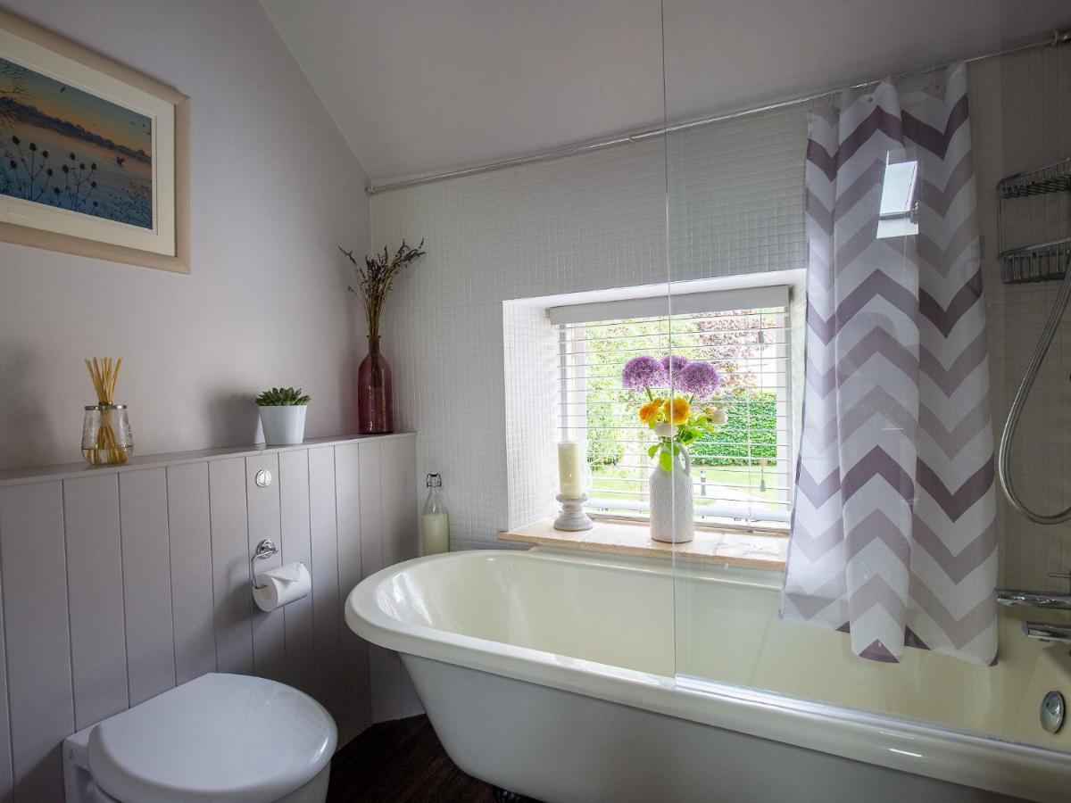 Climbing Rose - Dog Friendly - Peaceful Cotswold